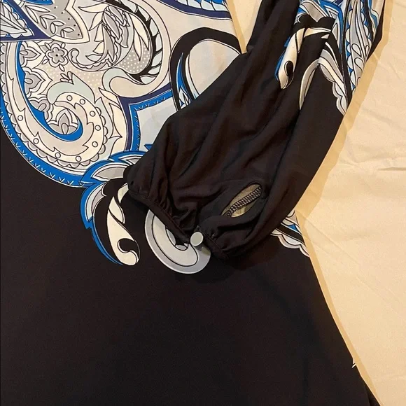 Black, with designs, back tie  (brand and size tag missing) - Picture 2 of 6